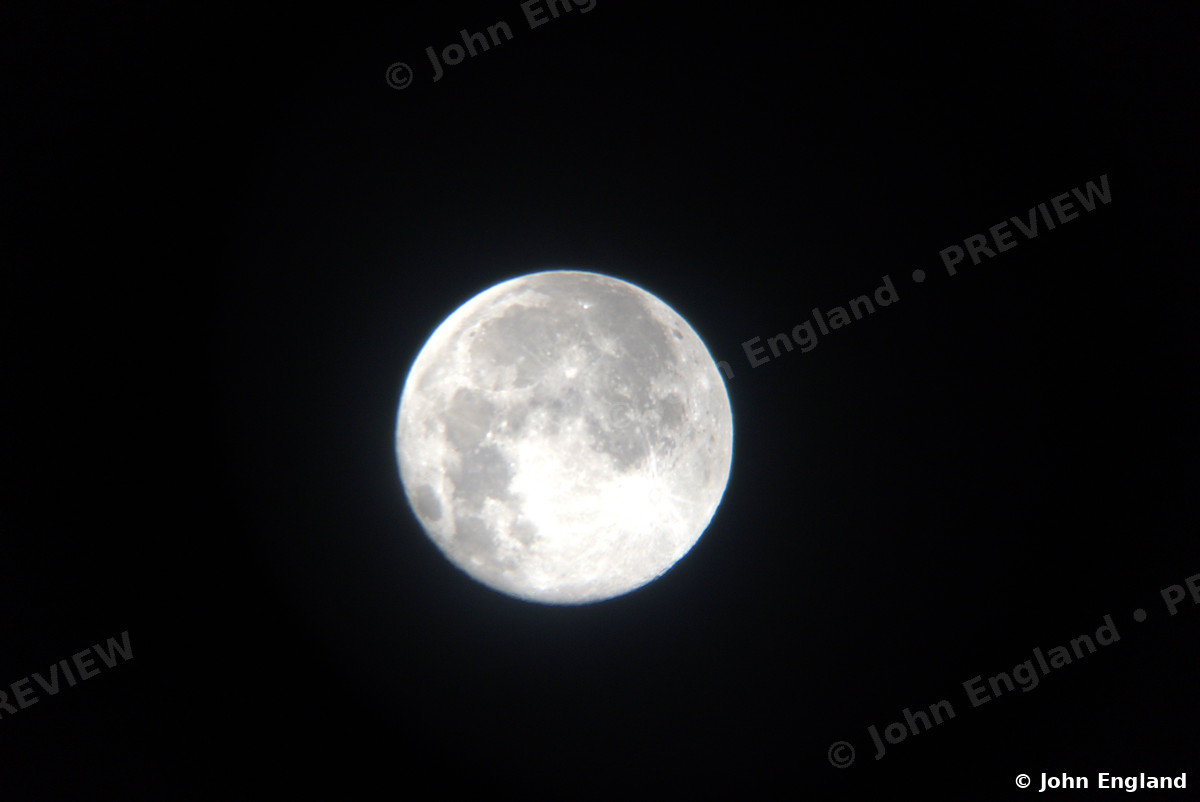 Moon in Haze – Full moon with soft glow.
